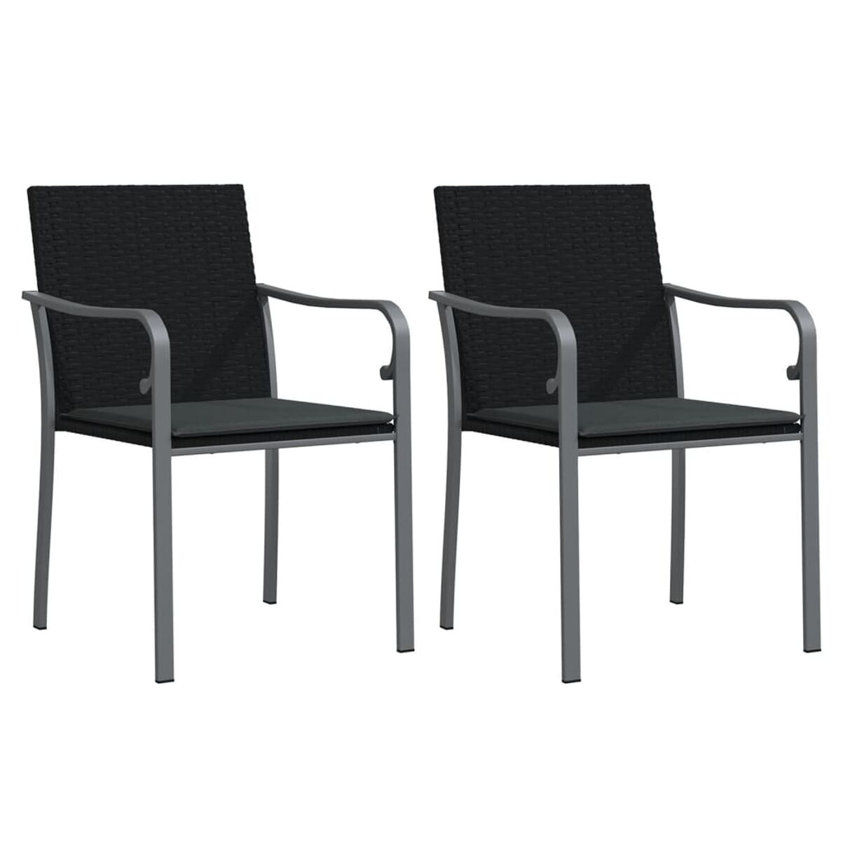 Zwei schwarze Rattanstühle mit grauen Rahmen. Sie sind leer und vor weißem Hintergrund.