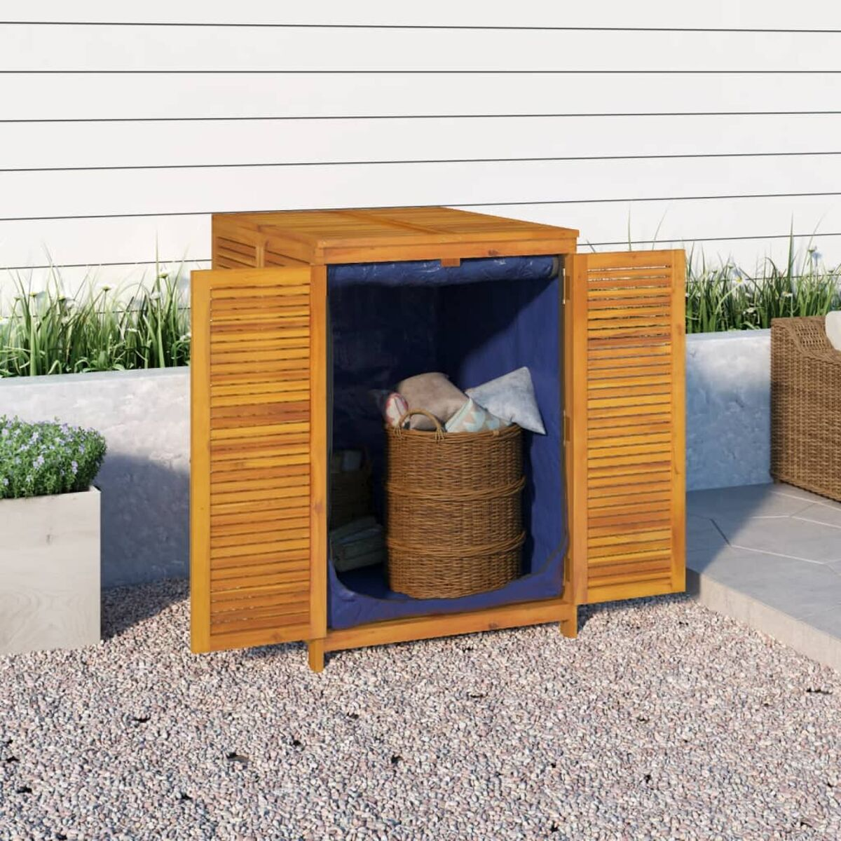 Outdoor-Aufbewahrungsschrank aus Holz mit offenen Türen, die einen Korb und blauen Stoff zeigen.