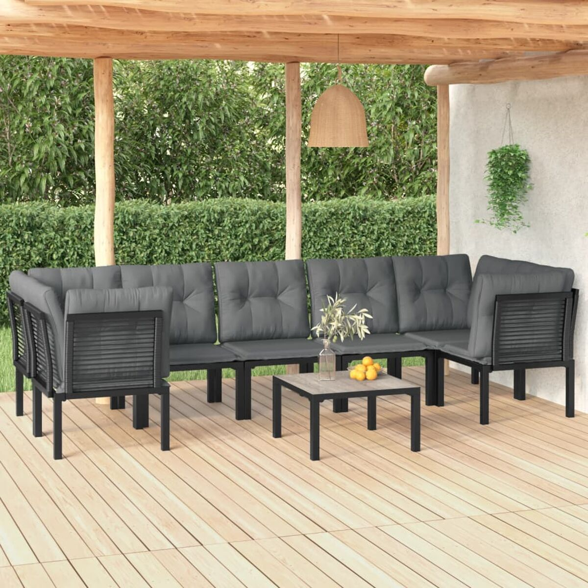 Sitzgelegenheit im Freien auf einer Holzterrasse mit Tisch und Grün.