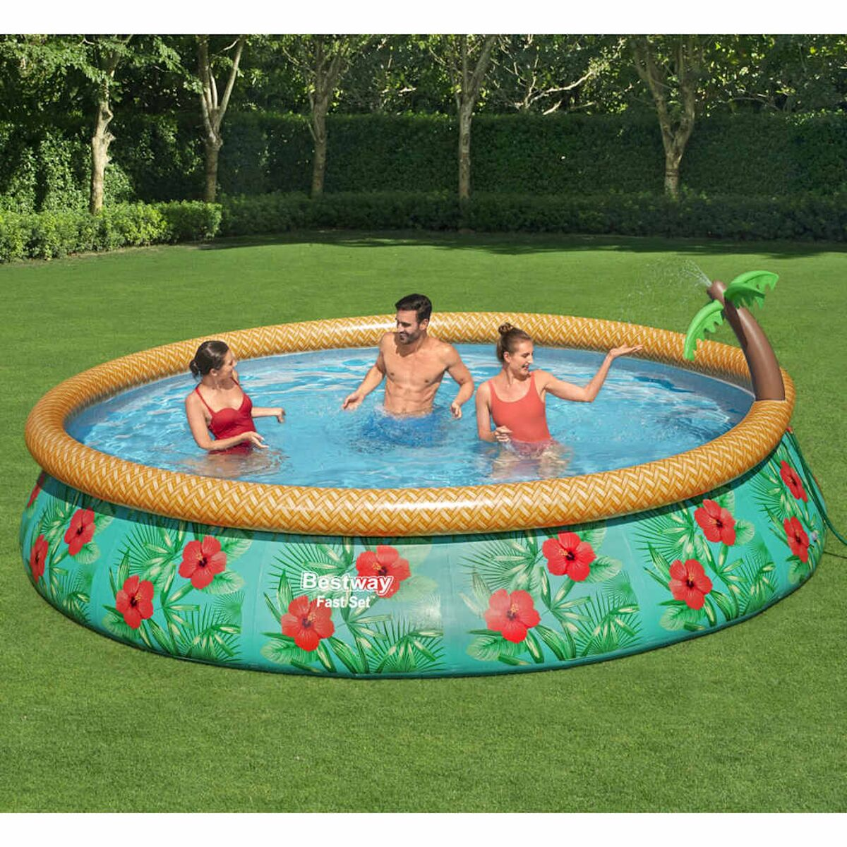 Drei Personen in Pool mit aufblasbarer Palme, grünes und florales Design.