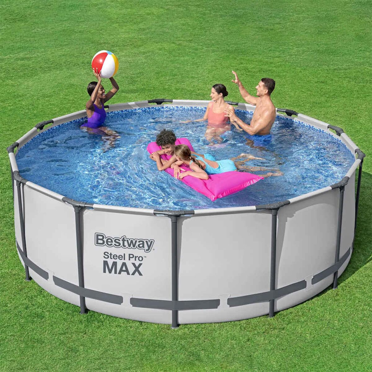 Pool mit spielenden Menschen und einer schwimmenden Matte. Grüner Grashintergrund.