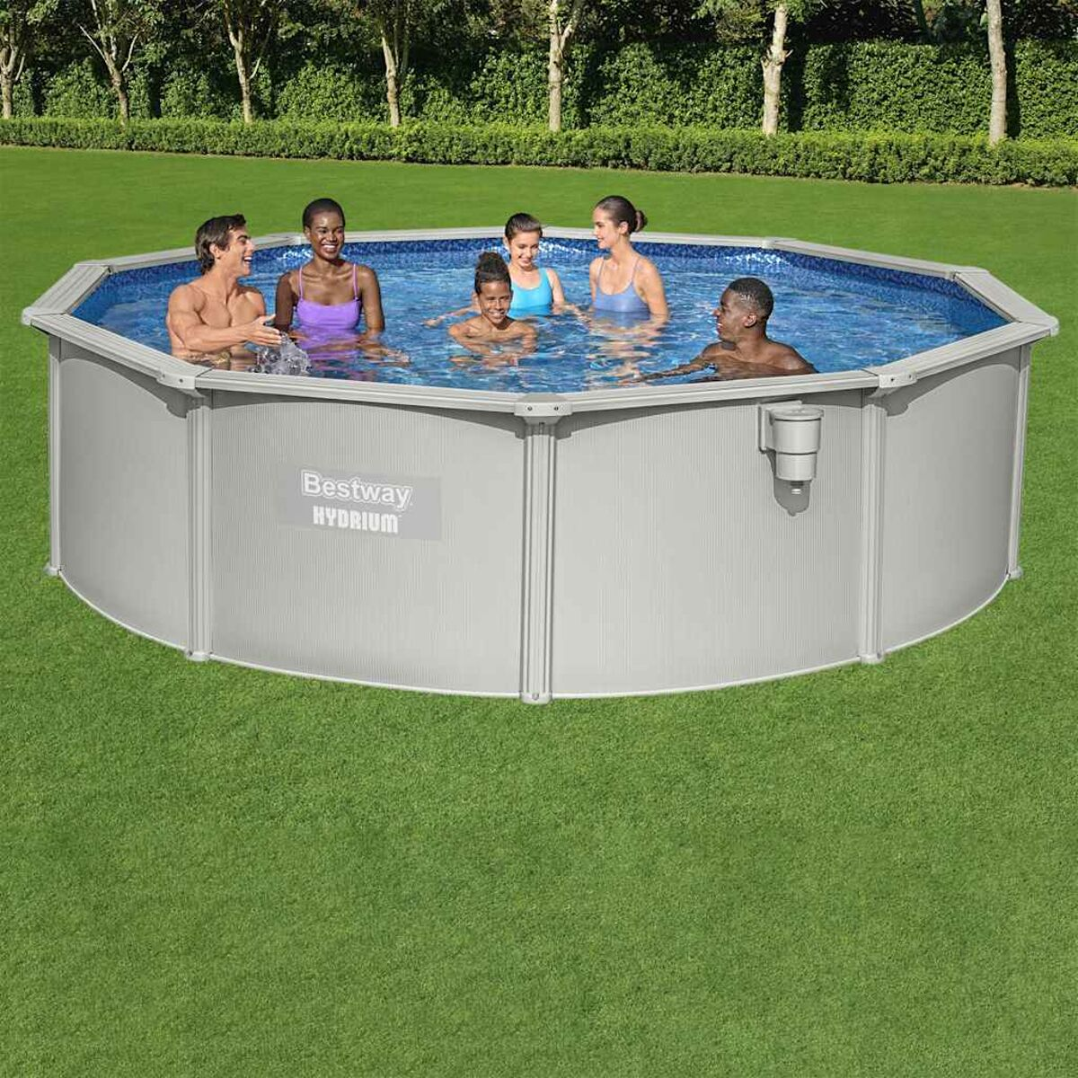 Leute in einem Bestway Hydrium Pool, umgeben von Gras und Bäumen, sonniger Tag.