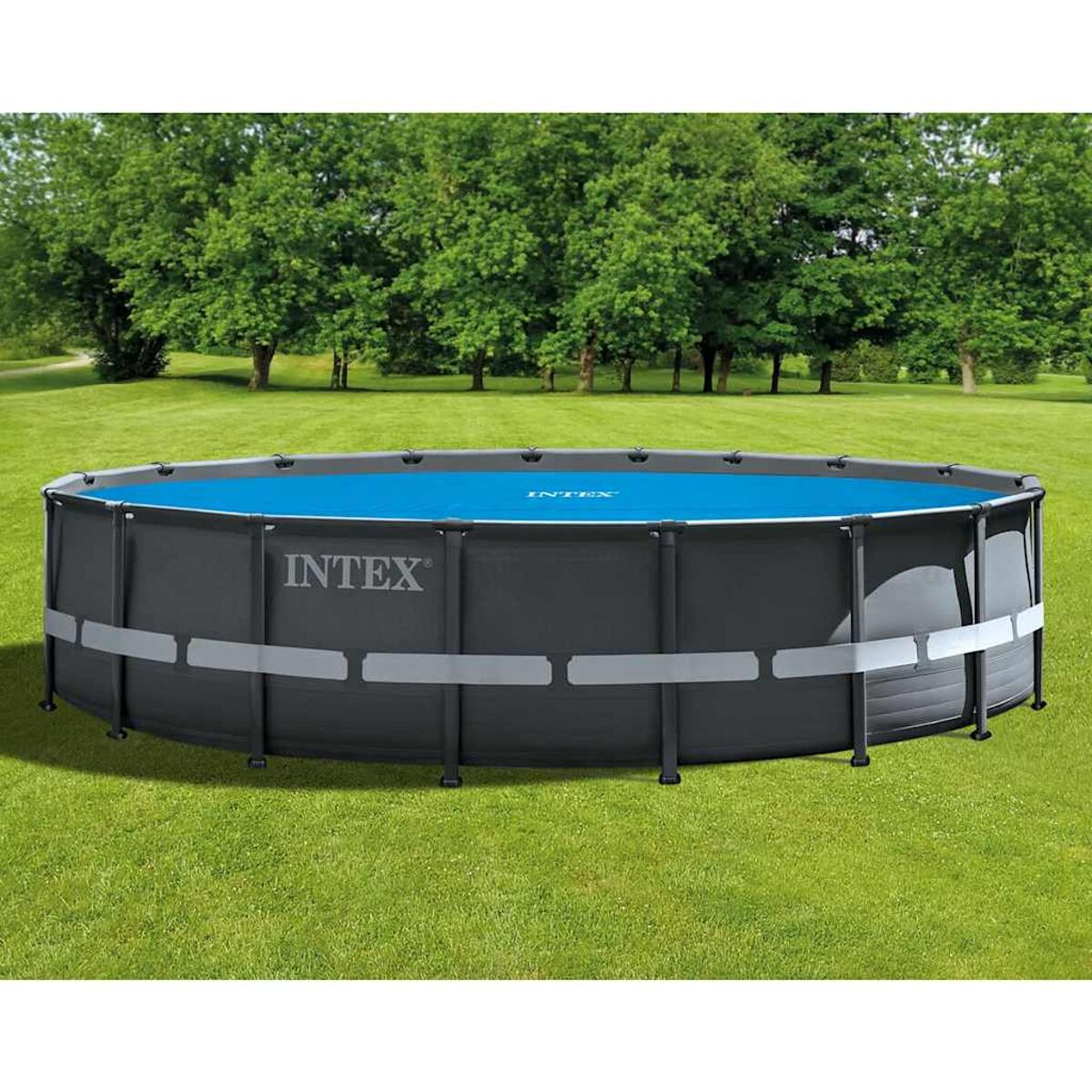 Runder Intex-Aufstellpool mit blauem Wasser, umgeben von einem dunkelgrauen Rahmen, auf grünem Gras.