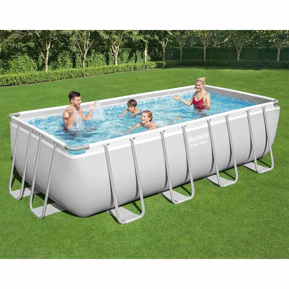 Leute in einem Schwimmbecken. Das Becken ist grau, die Struktur weiß. Grünes Gras im Hintergrund.