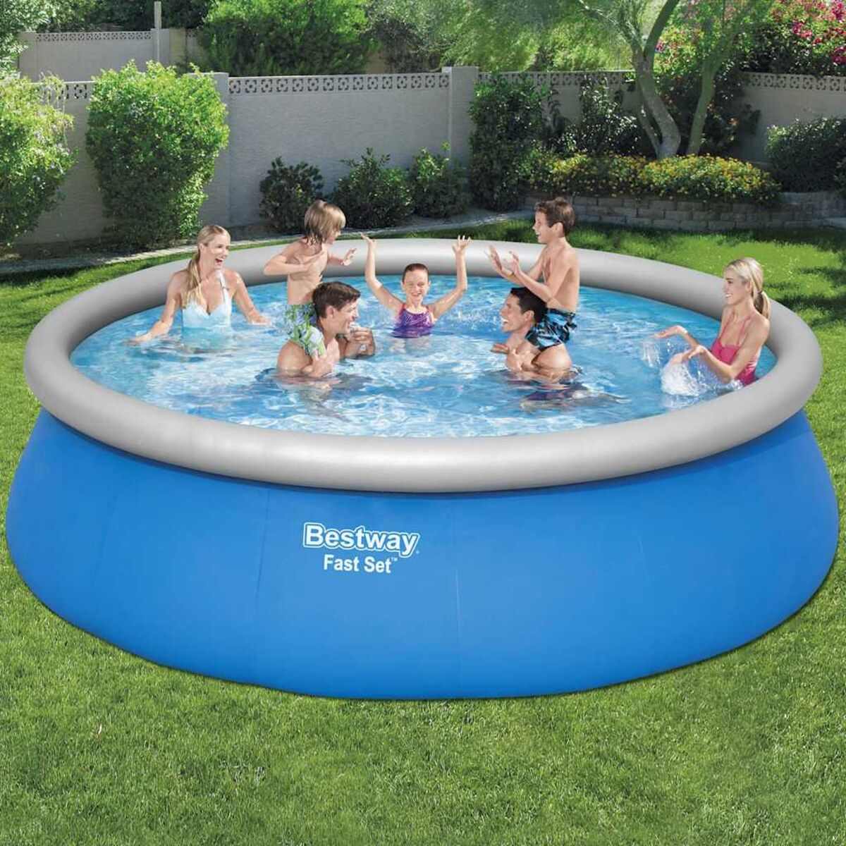Ein blaues aufblasbares Schwimmbecken mit spielenden Menschen im Wasser.