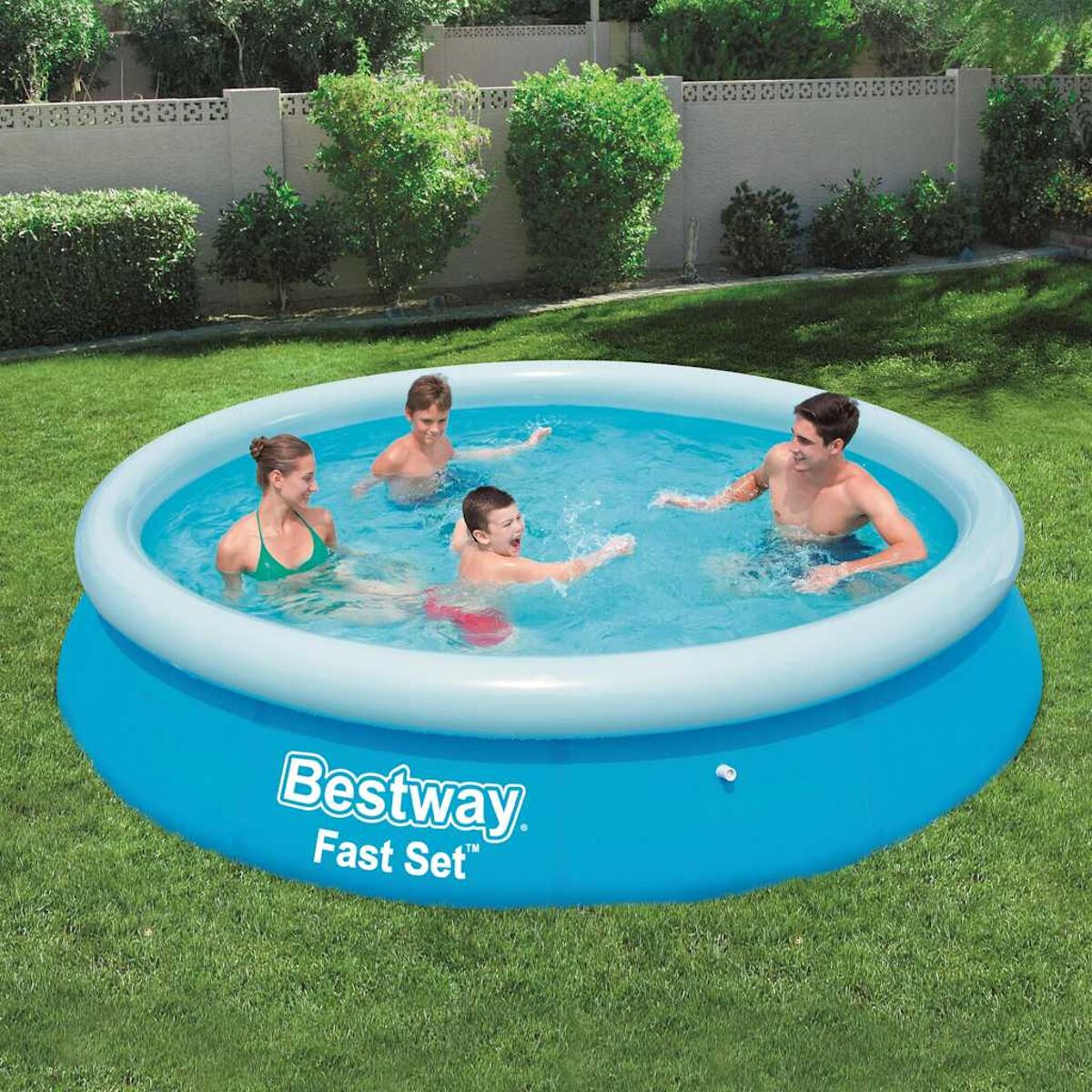 Familie in einem blauen Planschbecken, planschend und Spaß im Wasser habend.