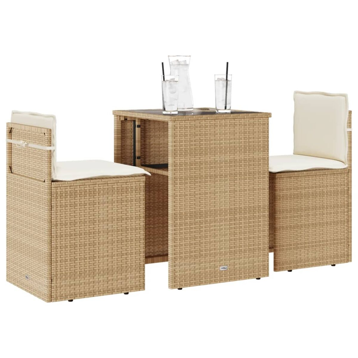 Ein Rattan-Tisch- und Stuhl-Set mit Gläsern und einer Karaffe.