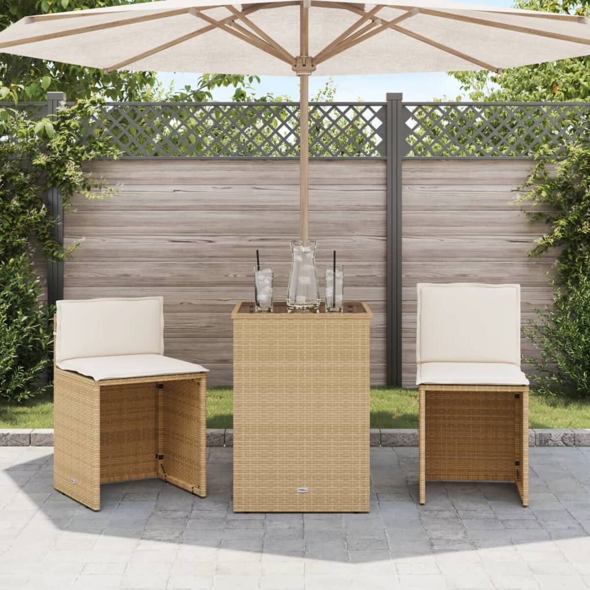 Terrassenmöbel-Set mit Sonnenschirm und Stühlen. Hintergrund: Terrasse und Pflanzen.