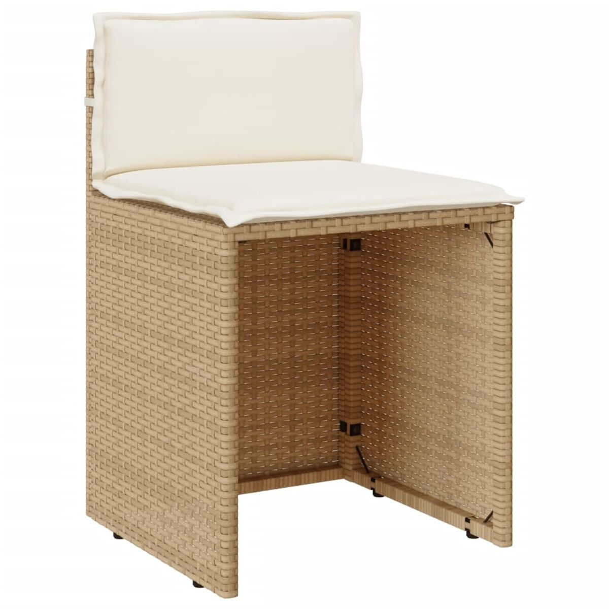 Hellbrauner Korbstuhl mit weißem Kissen. Einfaches Design. Leerer Sitz. Weißer Hintergrund.
