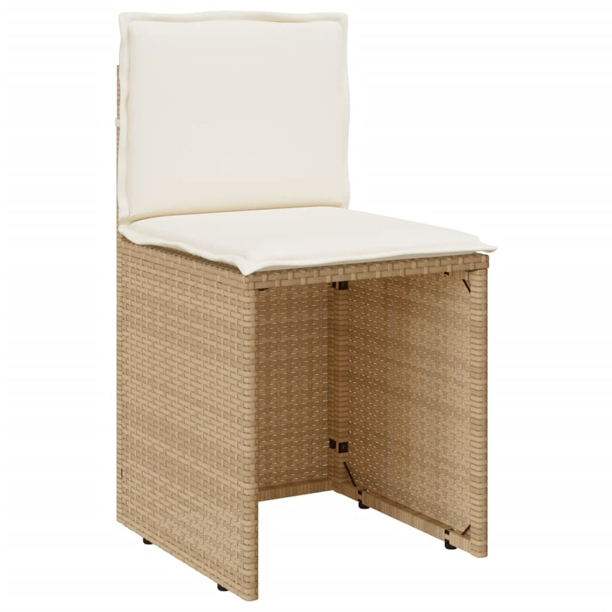 Beiger Rattanstuhl mit cremefarbenem Kissen. Einfaches Design. Für drinnen oder draußen. Bequemes Sitzen.