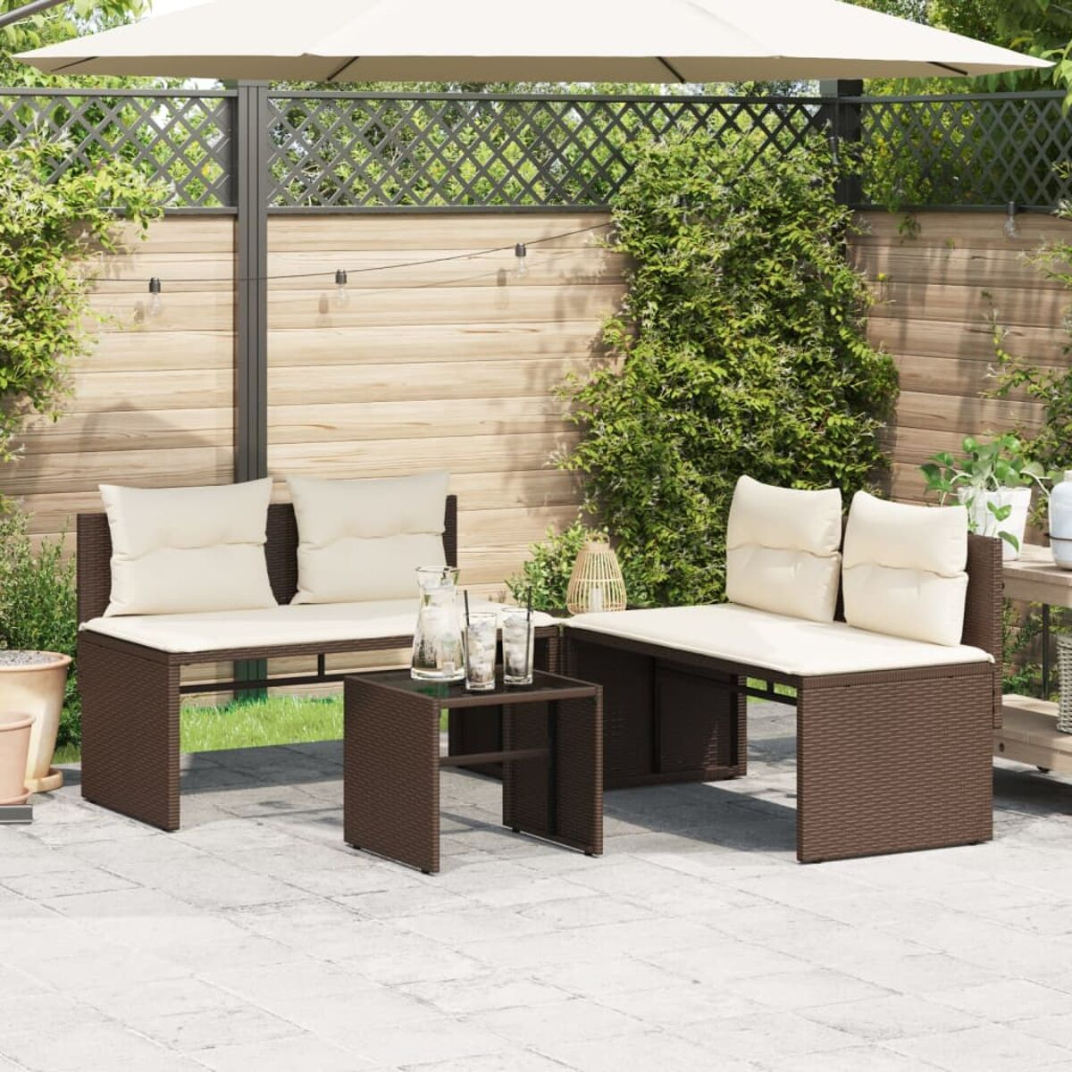 Terrassenmöbel-Set mit Tisch und zwei Bänken, mit Kissen und Schirm.