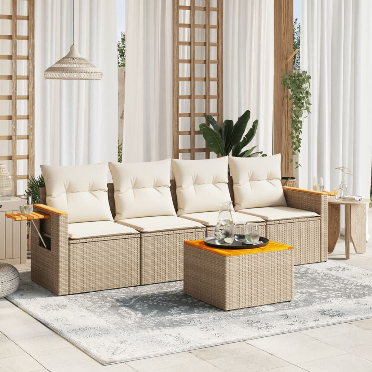 Szene im Freien: Sofa, Tisch, Teppich und Vorhänge. Beige Webmöbel, weiße Vorhänge.