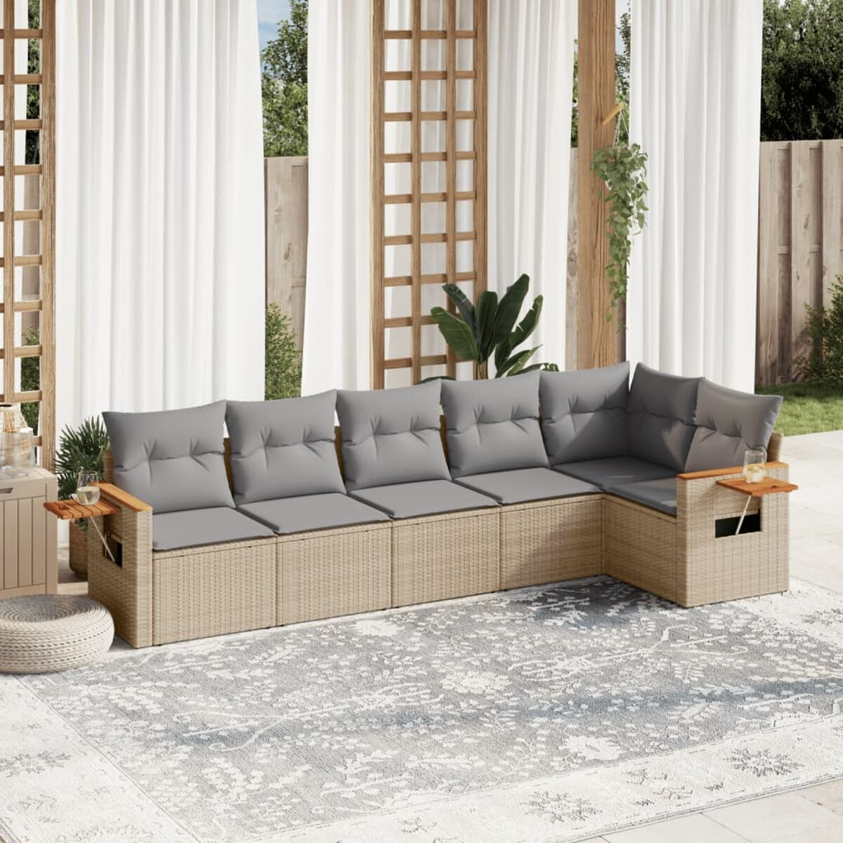 Outdoor-Terrassenszene mit beigem Ecksofa, grauen Kissen und einem kleinen Holztisch.