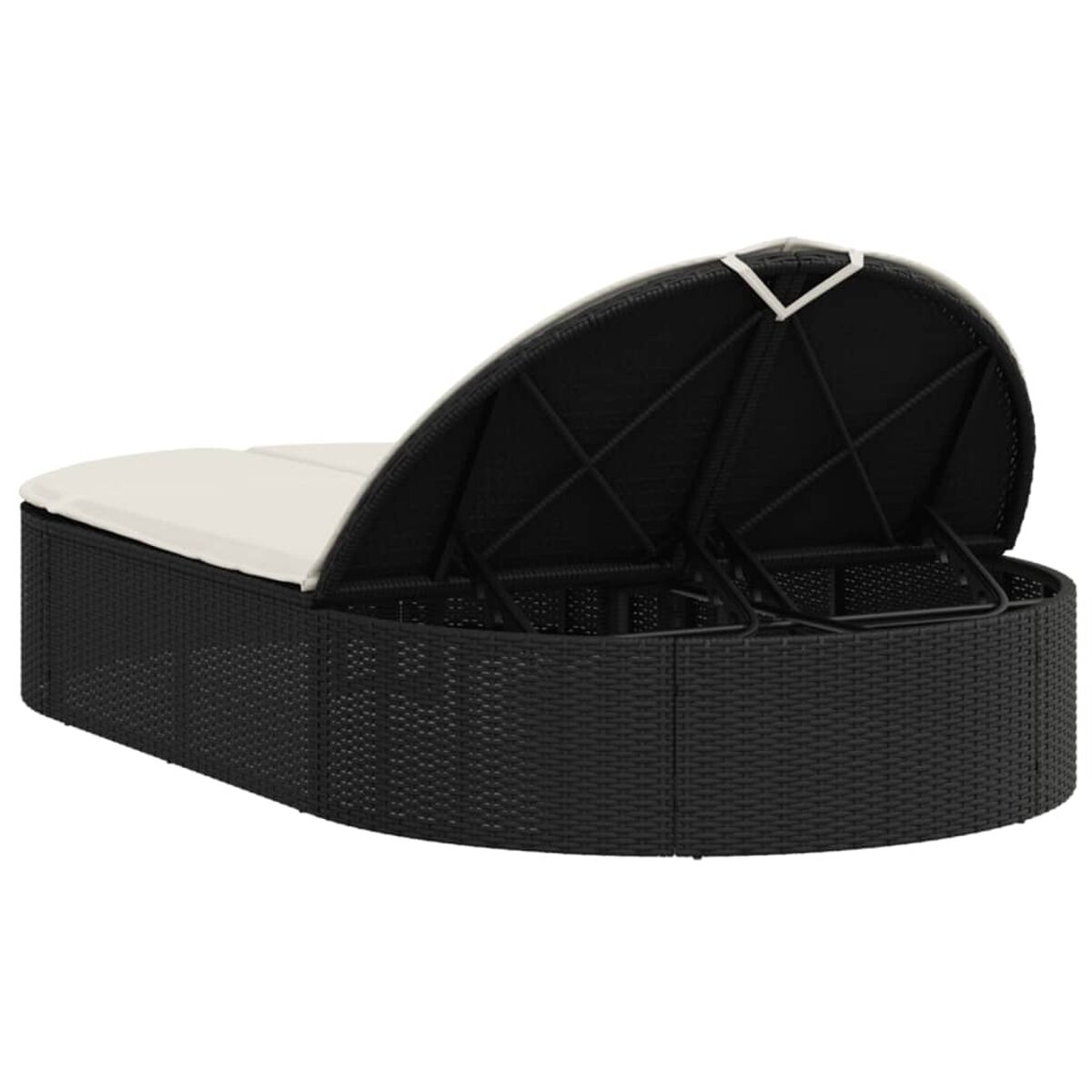Schwarzes Outdoor-Tagesbett aus Korbgeflecht mit hochgeklapptem Verdeck. Weiße Kissen innen.