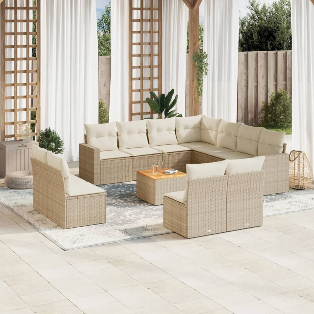 Outdoor-Ecksofa-Set mit beigen Kissen, Couchtisch, auf einer Terrasse.
