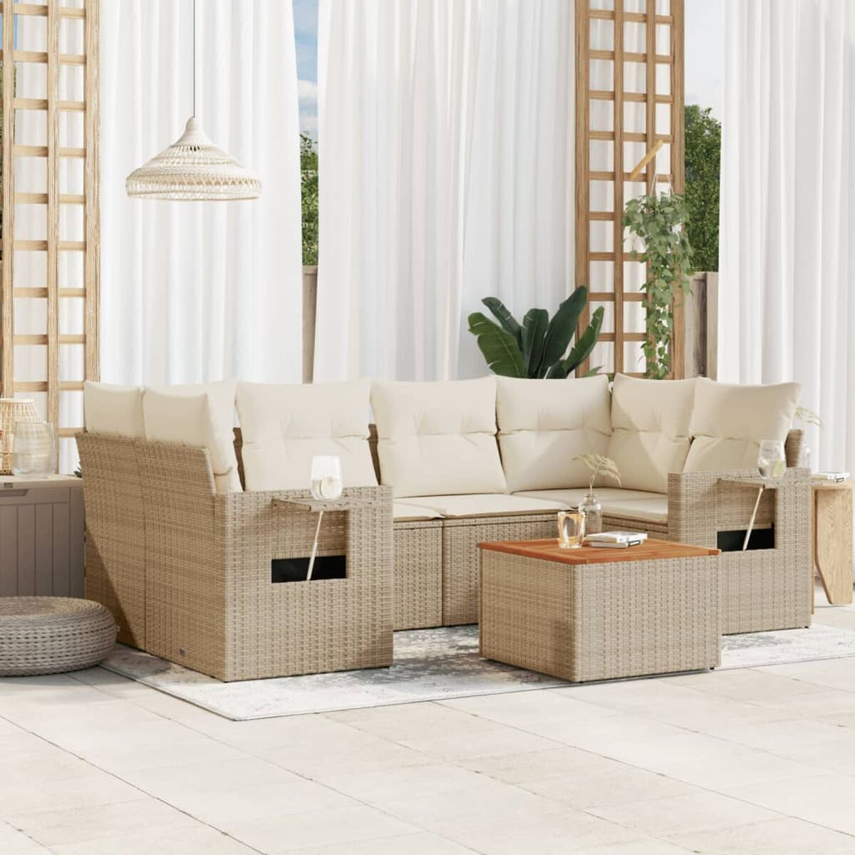 Outdoor-Rattan-Möbelset mit Kissen. Sonnige Terrasse mit Vorhängen und Pflanzen.