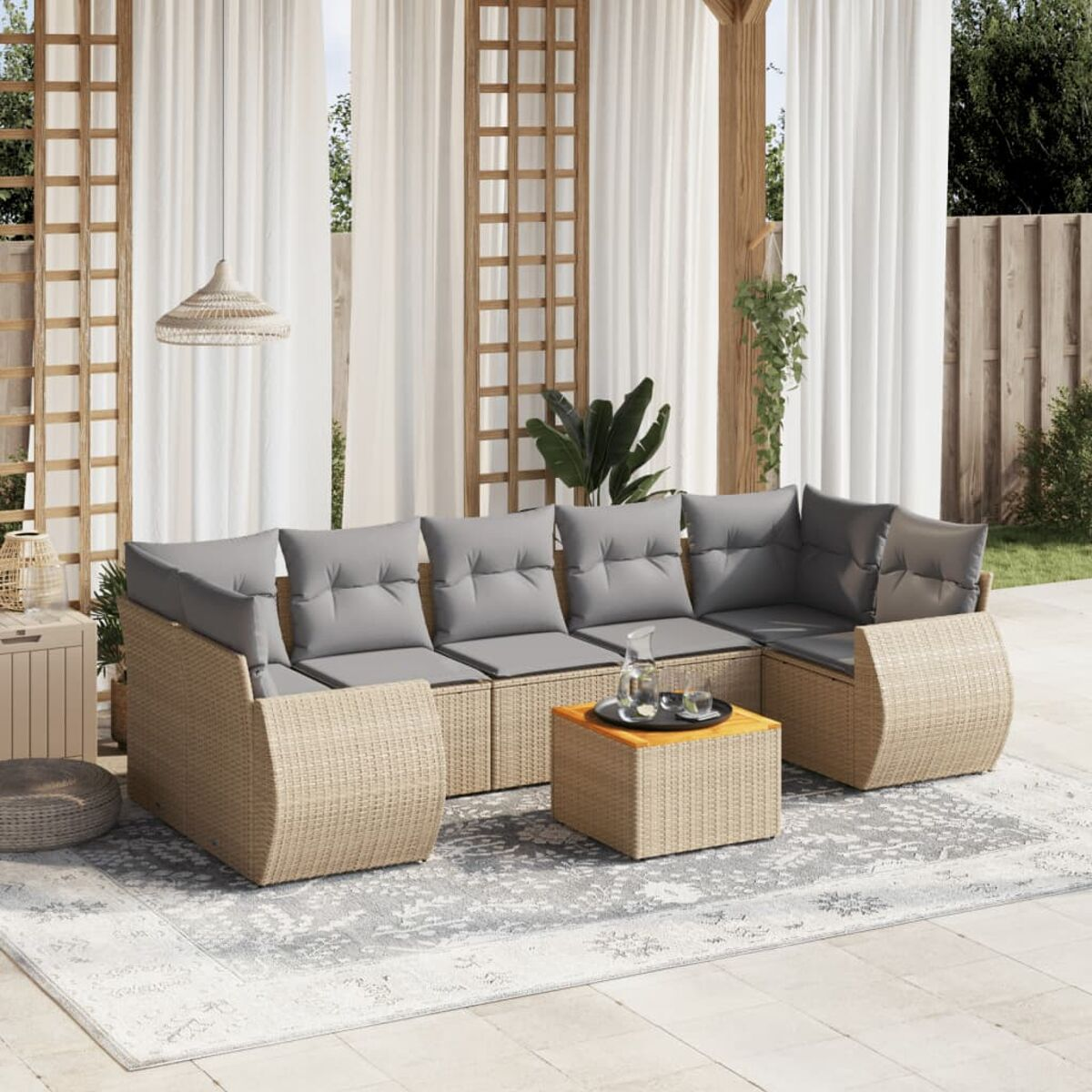 Gewebenes Outdoor-Ecksofa mit grauen Kissen und Couchtisch, Terrasse.