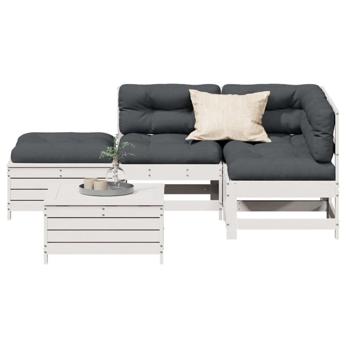 Weißes Ecksofa aus Holz mit grauen Kissen und einem weißen Couchtisch. Es ist im Freien.