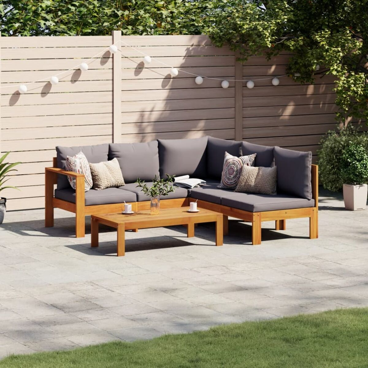 Ecksofa für den Außenbereich mit Holzrahmen, grauen Kissen und Couchtisch.