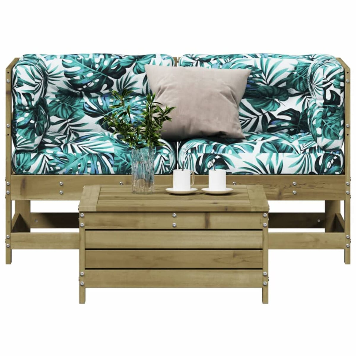 Outdoor-Set: Sofa und Tisch, Blättermusterkissen, mit Vase und Tassen.