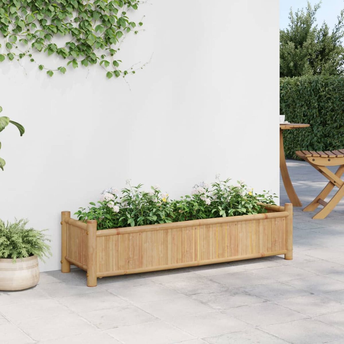 Rechteckiger Pflanzkasten aus Holz mit Blumen. Weißer Hintergrund mit Grün.