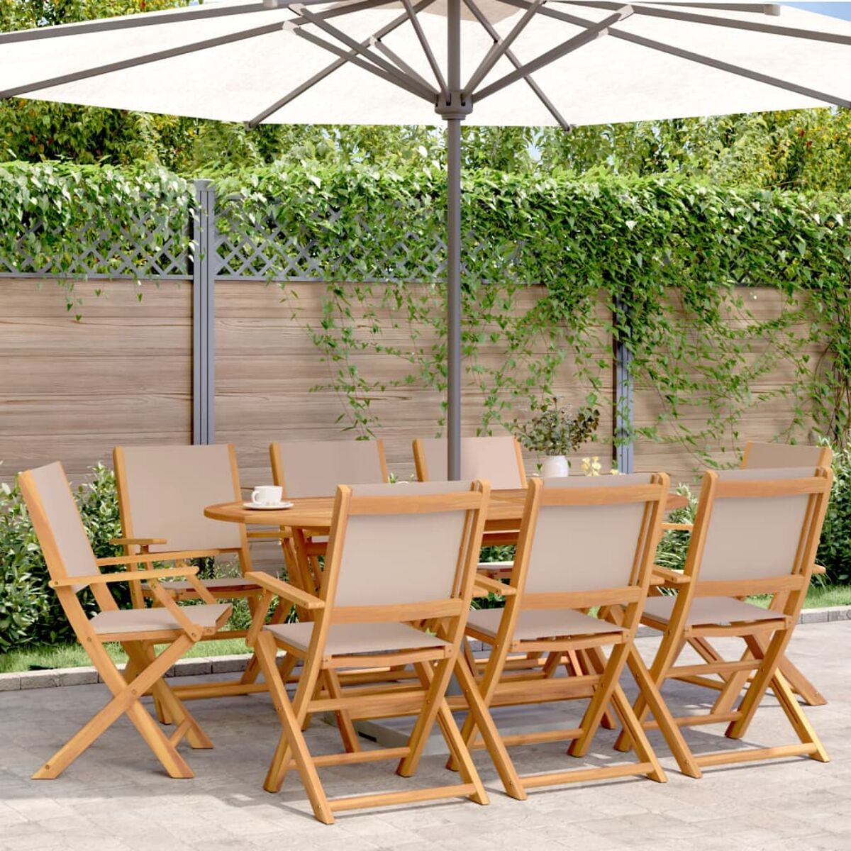 Essgruppe im Freien mit Tisch und Stühlen, mit Sonnenschirm, in einem Garten.