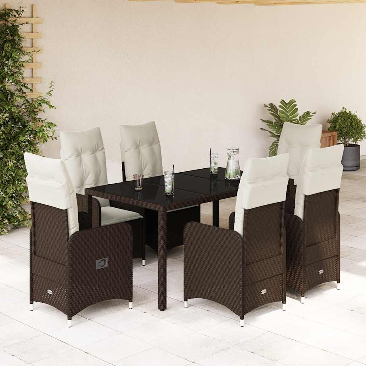 Set da pranzo da esterno con sei sedie in rattan marrone e tavolo nero. Cuscini beige. Sfondo chiaro.