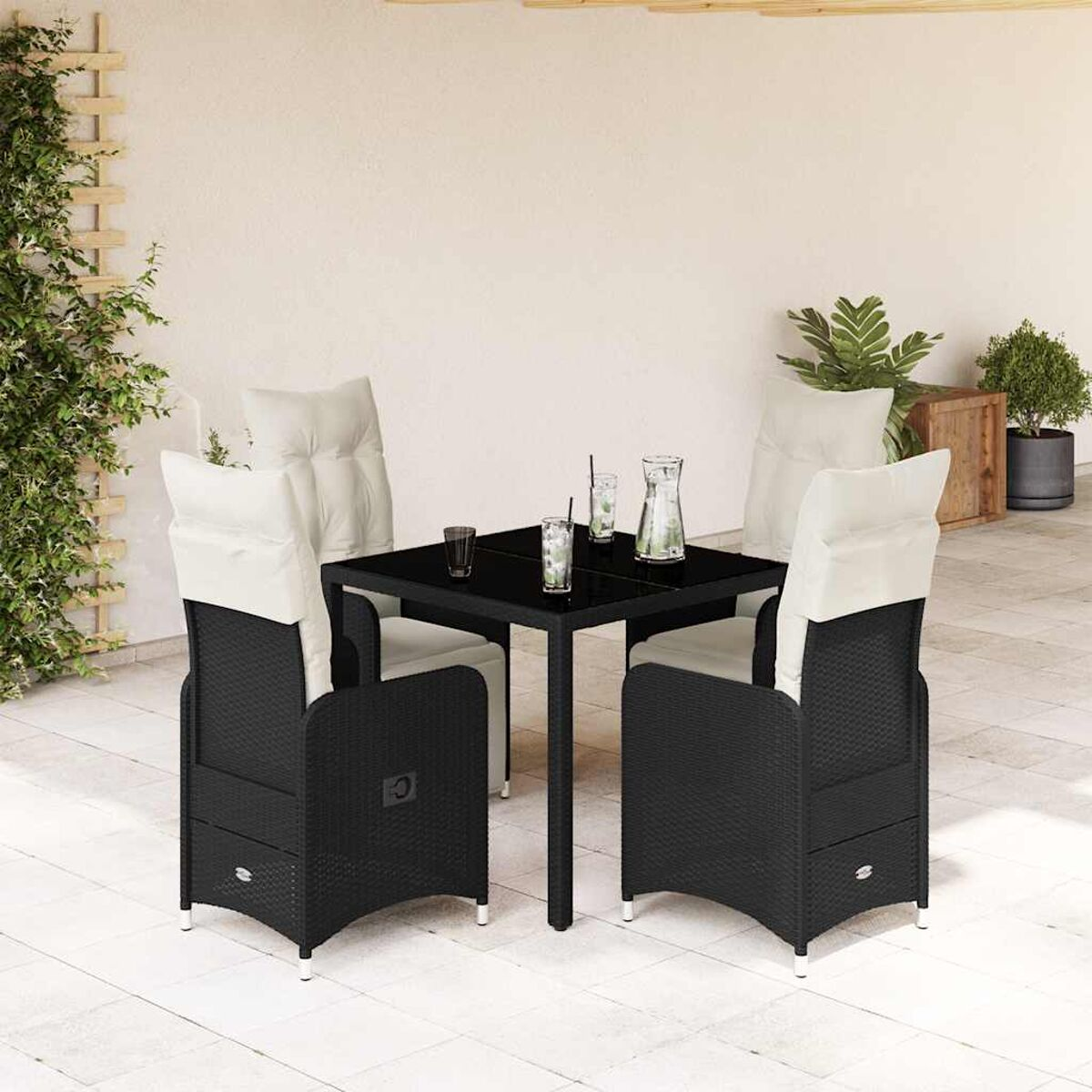 Schwarzes Outdoor-Ess-Set, 4 Stühle, schwarzer Tisch, weiße Kissen, Gläser.