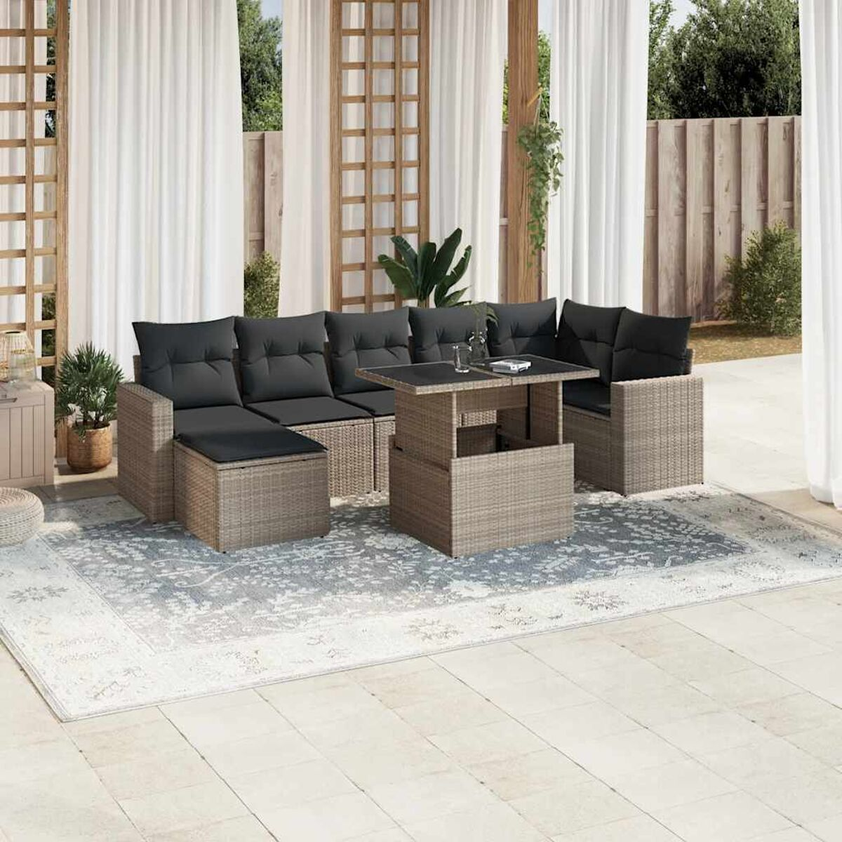 Outdoor-Ecksofa-Set mit schwarzen Kissen auf einer Terrasse mit Teppich und Vorhängen.