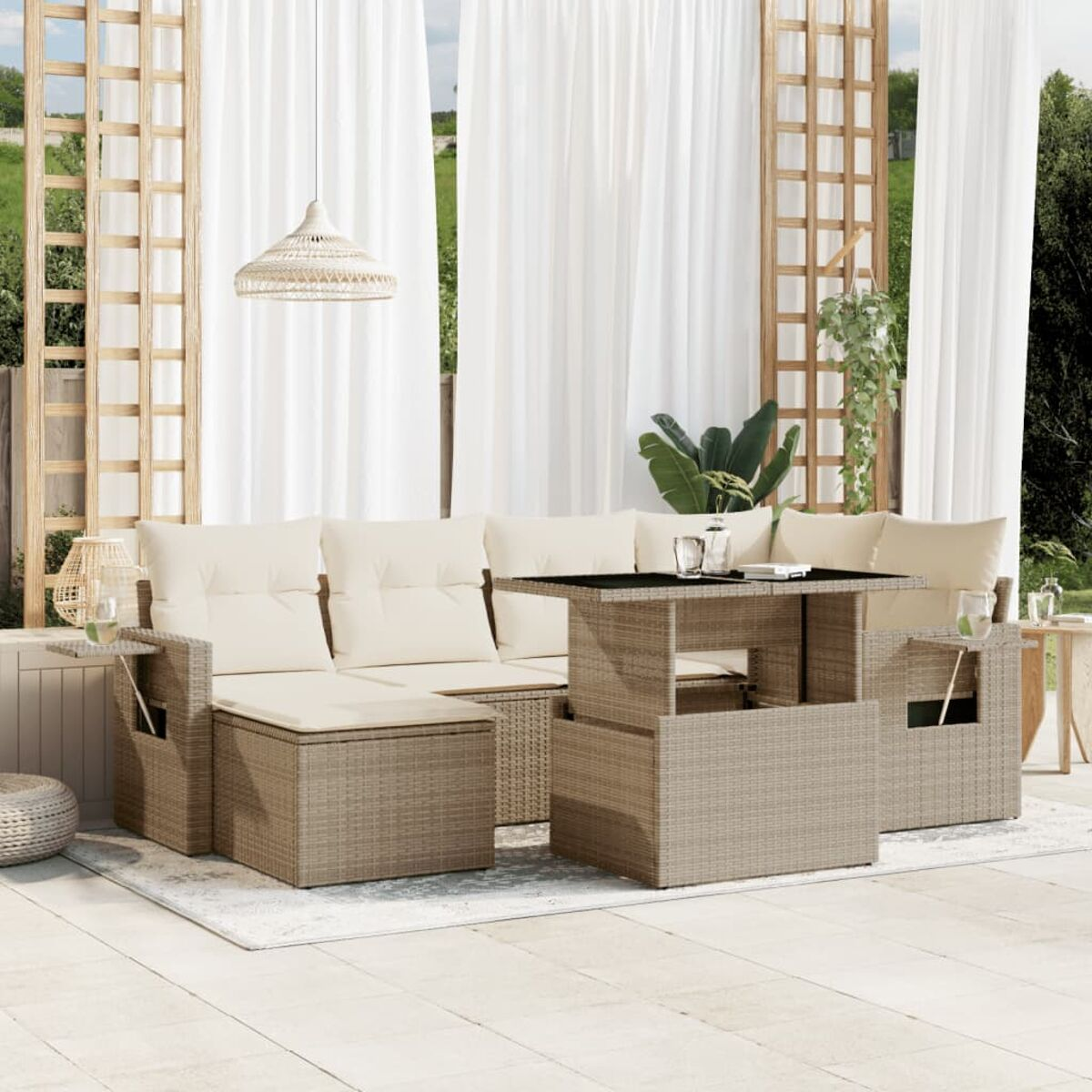 Geflochtenes Outdoor-Set mit Tisch, Sofa und Stühlen. Weißer Hintergrund.