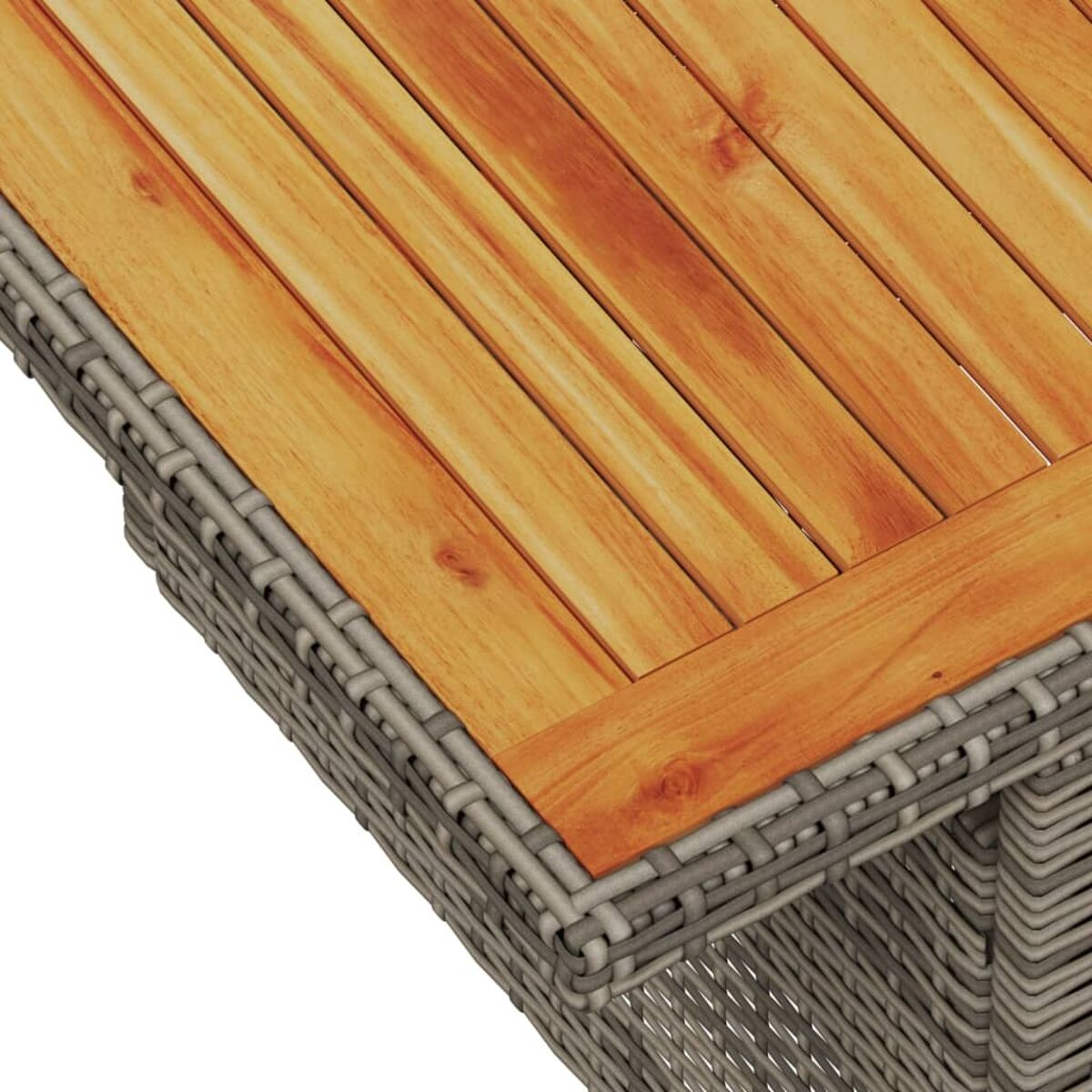 Vista ravvicinata di un tavolo da esterno rettangolare con piano in legno.