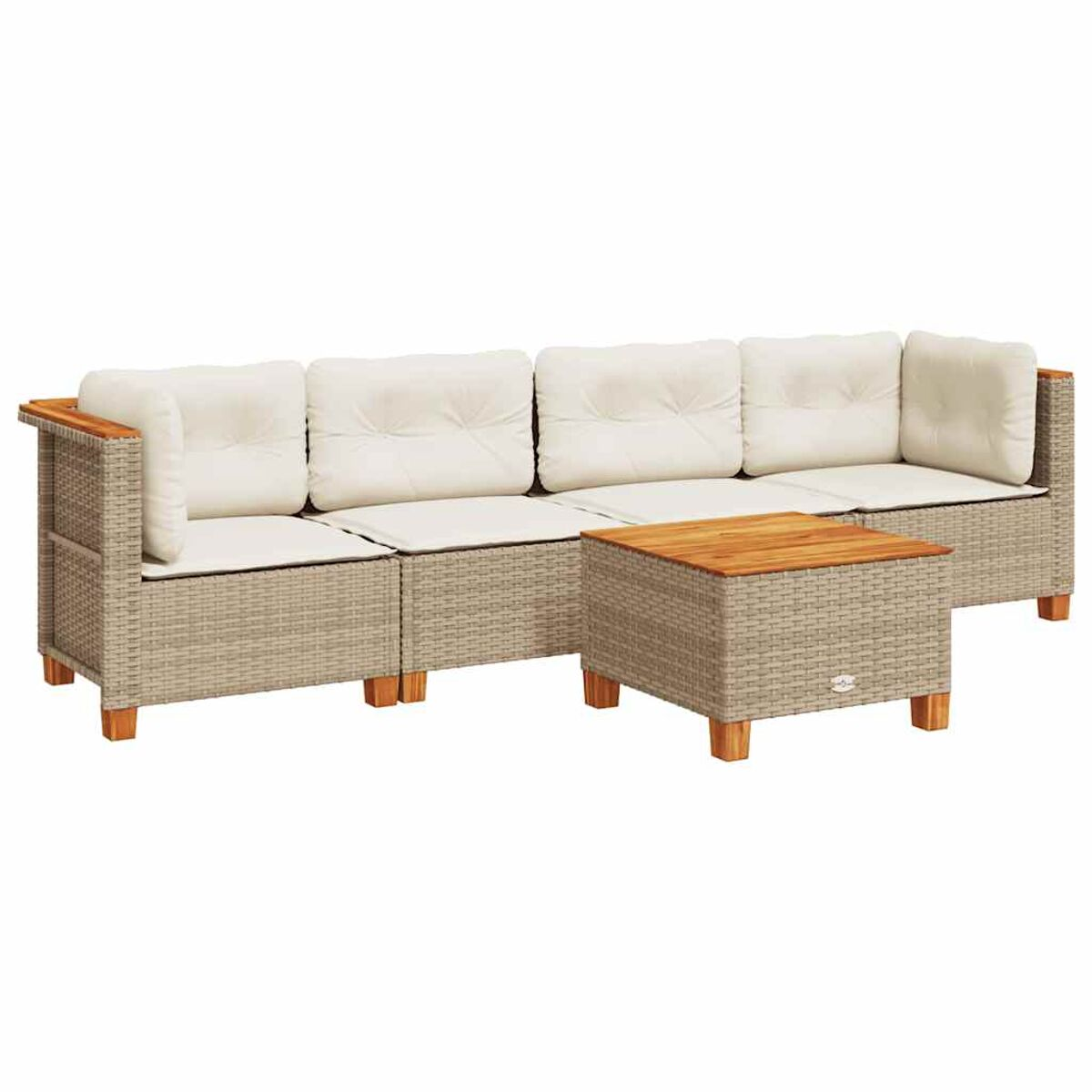 Un set divano e tavolo in rattan marrone chiaro. Ha cuscini color crema e dettagli in legno. Sfondo bianco.