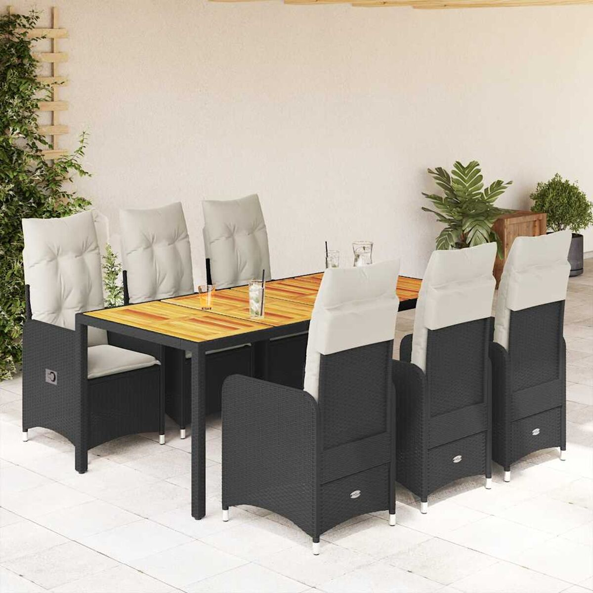 Set da pranzo per esterni con tavolo in legno e sei sedie. Cuscini bianchi sulle sedie.