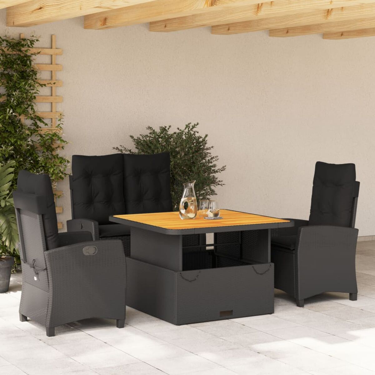 Gartenmöbel-Set. Enthält einen Tisch, zwei Liegestühle und ein Sofa mit schwarzen Kissen.