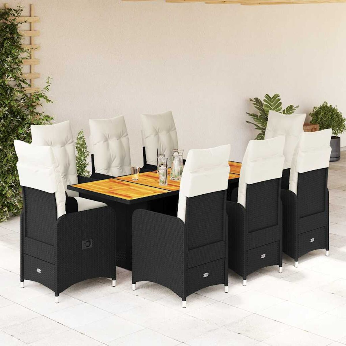 Set da pranzo all'aperto, strutture nere, cuscini bianchi. Tavolo in legno.