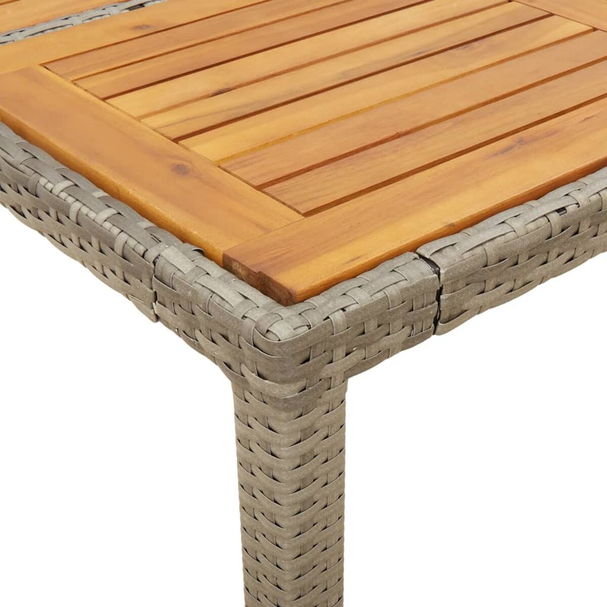 Nahaufnahme eines Holztisches mit gewebtem Weidenrand.