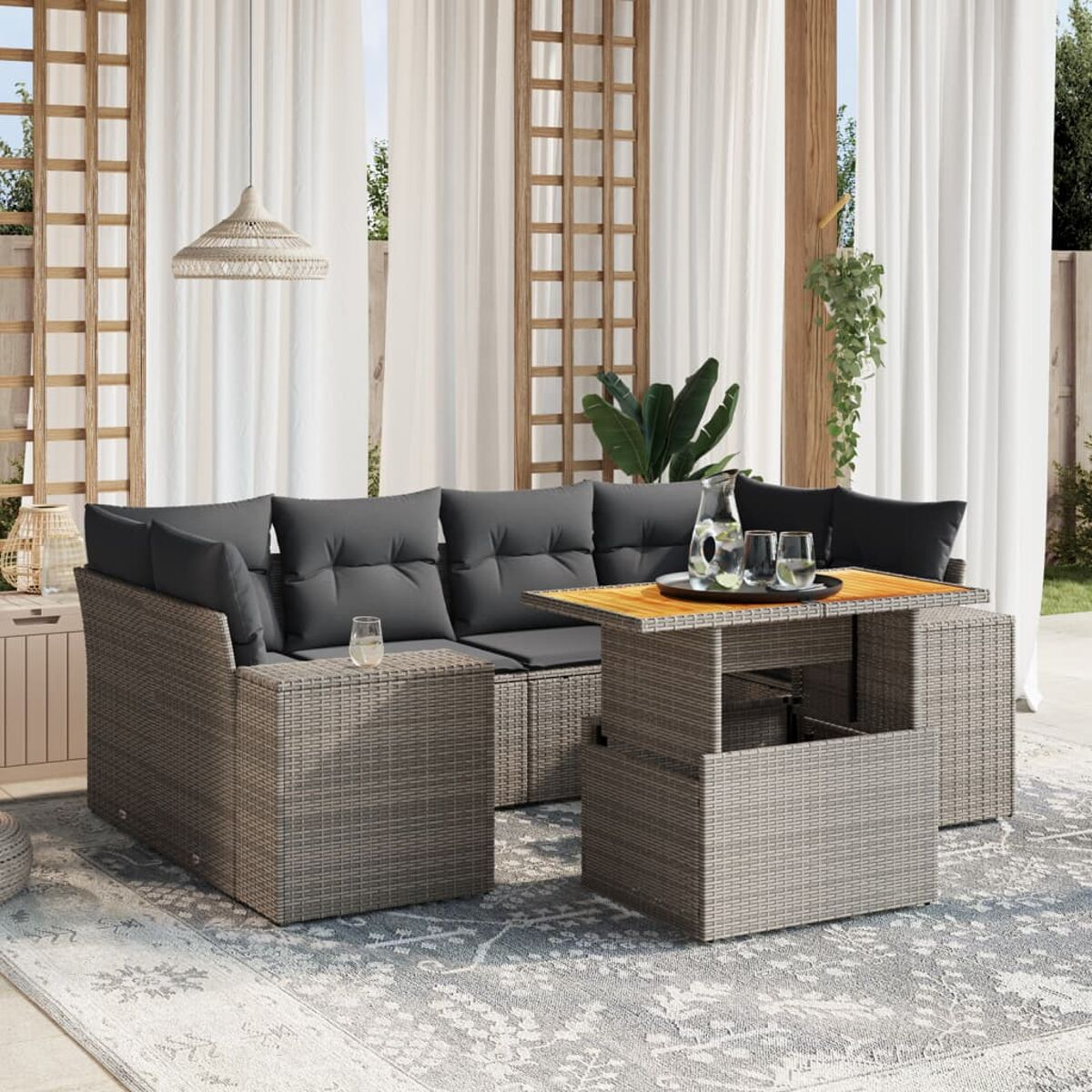Sitzbereich im Freien mit einem U-förmigen Sofa und Tisch. Weiße Vorhänge und ein Teppich. Weißer Hintergrund.