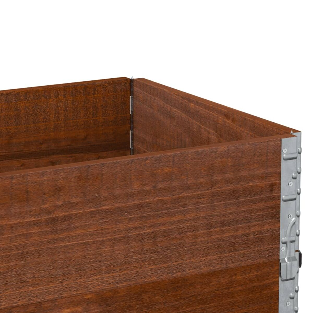 Primo piano dell'angolo di una scatola di legno. Mostra venature, cerniere e telaio.