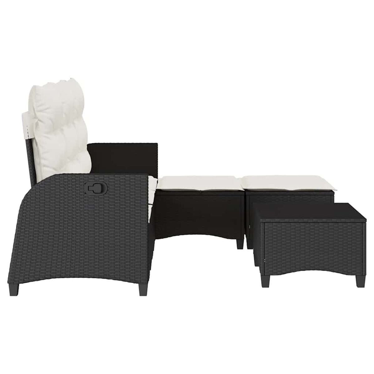Un divano da esterno in vimini nero con cuscini bianchi e due pouf, il tutto su sfondo bianco.