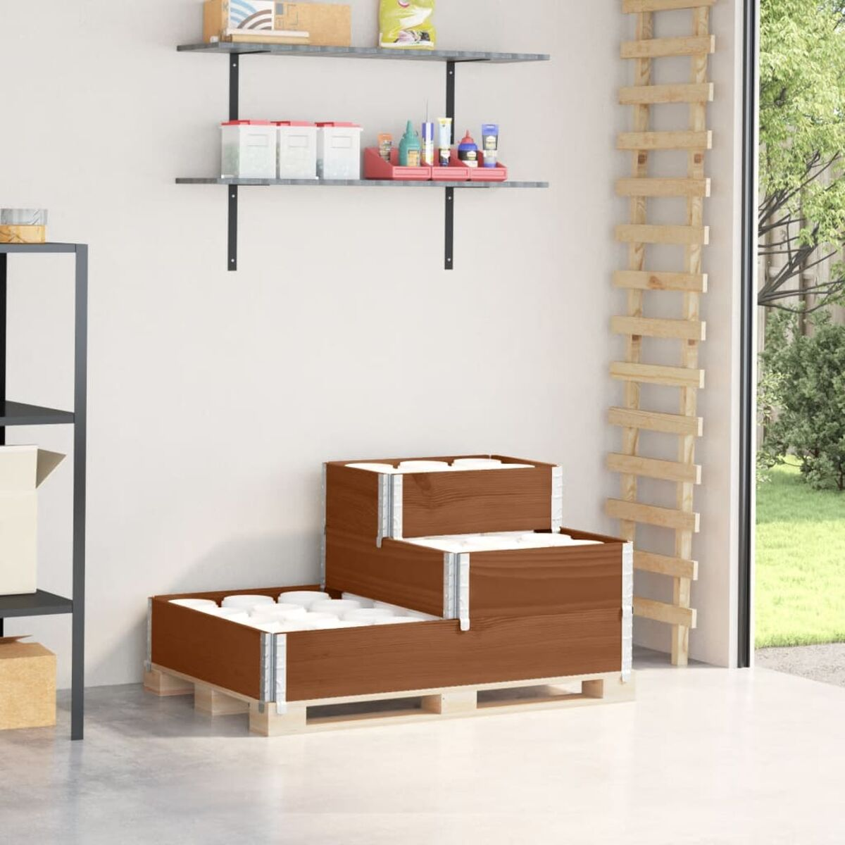 Gradini di stoccaggio in legno marrone su pallet. Mensole con contenitori sullo sfondo.