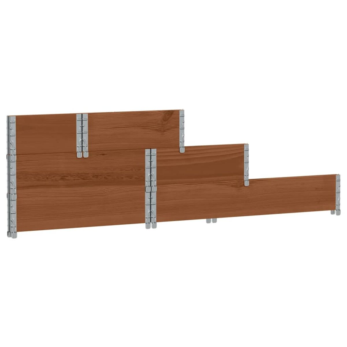 Bordo giardino in legno. Pezzi di legno con cerniere per creare forme diverse.