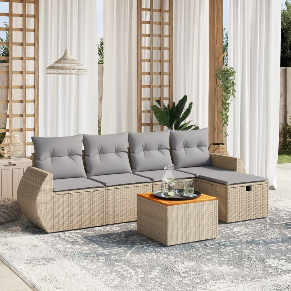 Outdoor-Rattansofa-Set mit grauen Kissen. Enthält einen Tisch mit Holzplatte und einen Teppich.