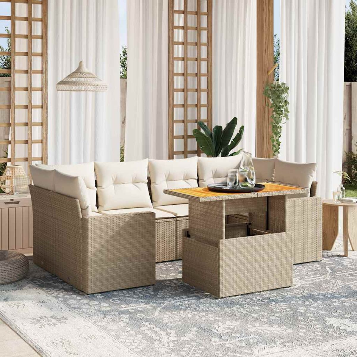Mobili da patio in vimini con cuscini beige e un tavolo in legno. Tende bianche sullo sfondo.