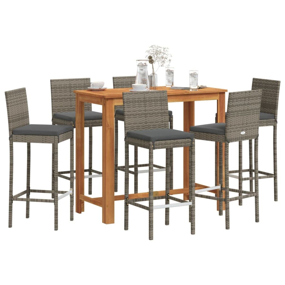 Bar-Tisch und Stühle-Set. Holztisch mit Gläsern und einem Krug. Graue Stühle.