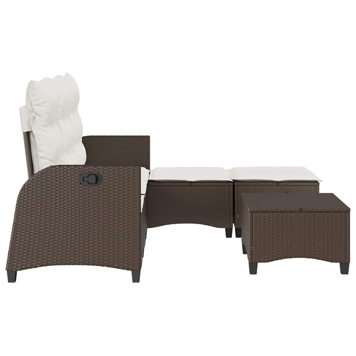 Sedia in vimini marrone con cuscino bianco e set di pouf.