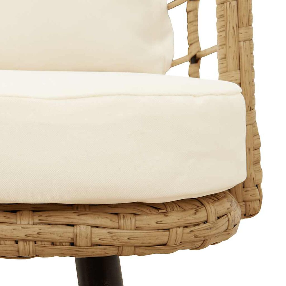 Primo piano di una sedia da patio beige e intrecciata. Il cuscino è color crema.