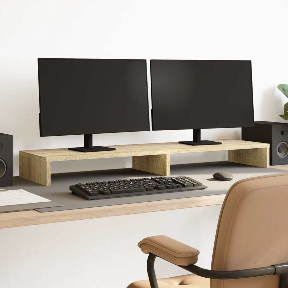 Ein Schreibtisch mit zwei Monitoren, einer Tastatur, einer Maus und einem Stuhl. Beiger Schreibtisch und brauner Stuhl.