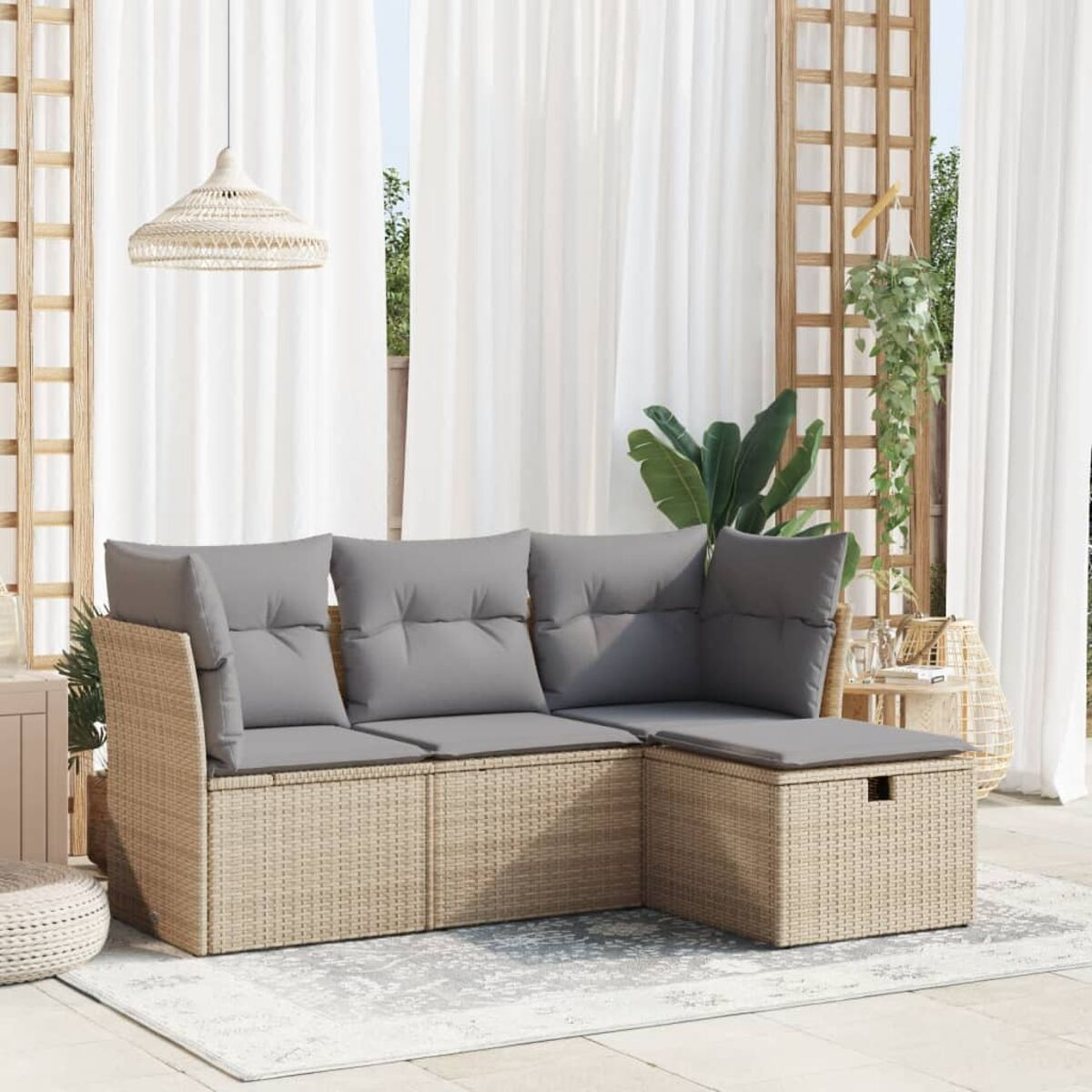 Divano componibile da esterno in rattan beige con cuscini grigi. Su un patio con tappeto e finestra.