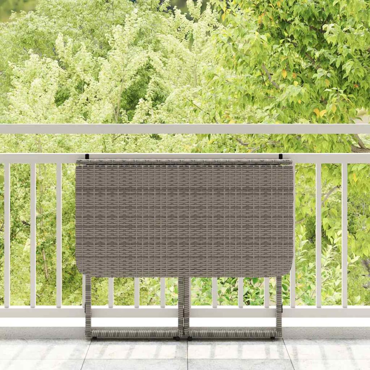 Gewebter Gartentisch auf einem Balkon. Grüner Hintergrund.
