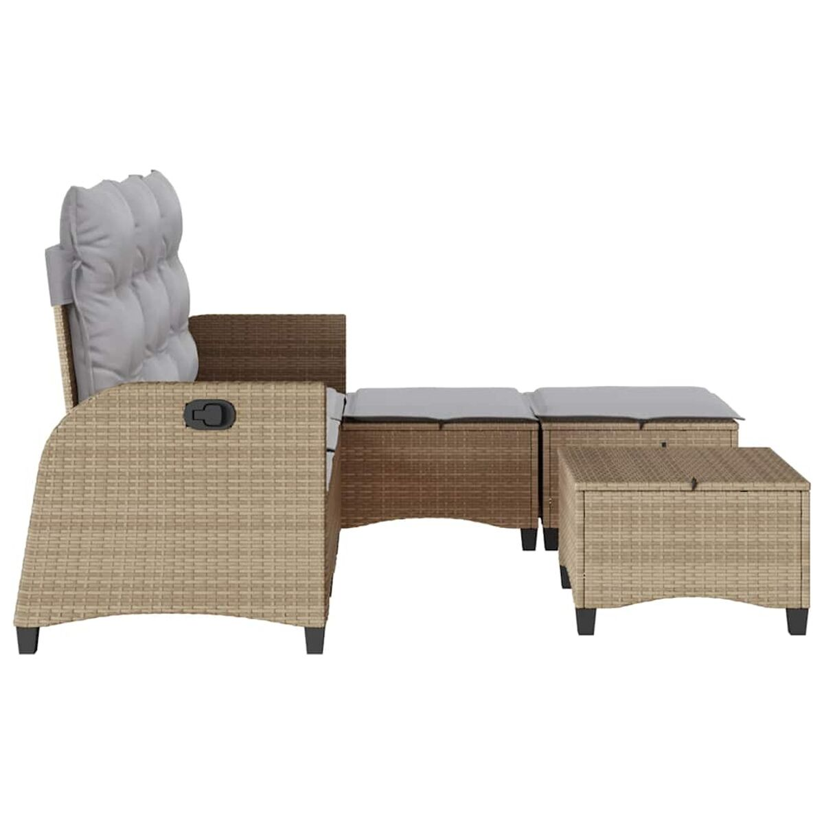 Set reclinabile da esterno con materiale intrecciato beige e cuscini grigi. Include una sedia, pouf e tavolino.